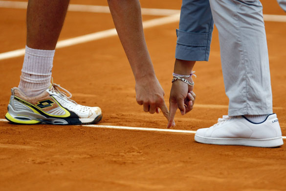 24sport: Andreas Beck shows the mark to the referee