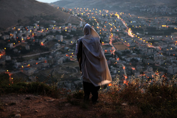 29 May 2009: Nablus, West Bank: An ultra-Orthodox Jew prays on Mount Gerizim