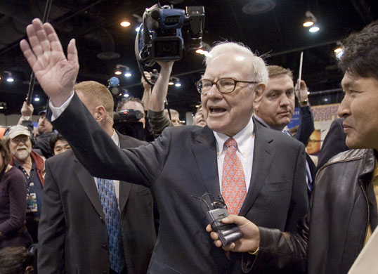Warren Buffett: A wave to shareholders before the meeting