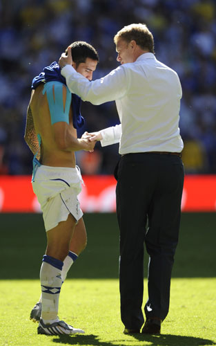 FA Cup final: David Moyes consoles a desolate Tim Cahill
