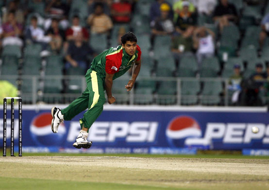 Vic's Twenty20: Bangladesh's Mashrafe Mortaza bowls