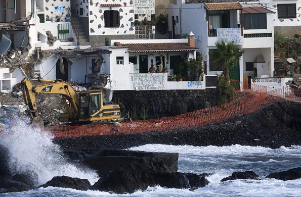 Spanish coastlines: 2008: A bulldozer demolishes a house at Cho Vito village in Tenerife
