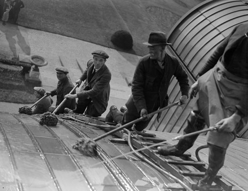 Kew Gardens: 1930: Workmen cleaning the glass roof of the Observatory