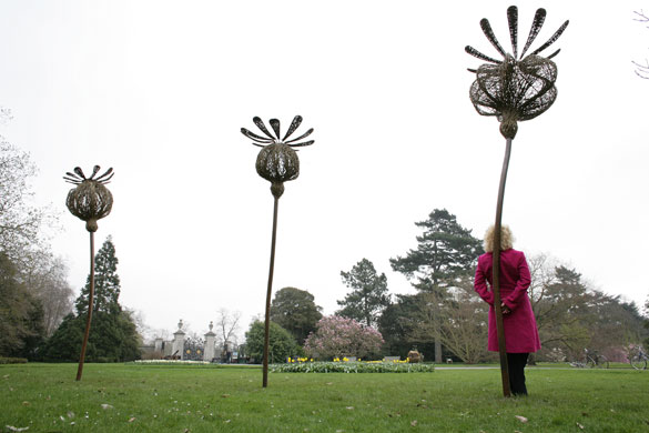Kew Gardens: Poppy head seeds, sculptures by Tom Hare