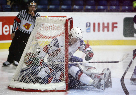 24sport: Norway's Lorentzen and Slovakia's goalie Halak 