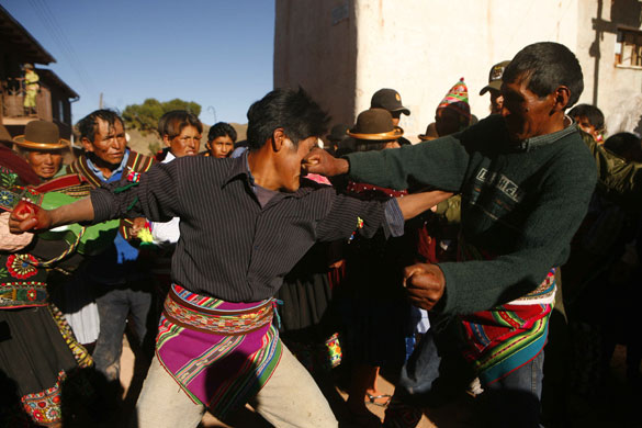 Thinku festival: Men from rival communities fist fight
