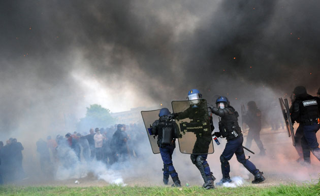 24 hours in pictures : Policemen fire tear gas at prison guards in Fleury-Merogis, France