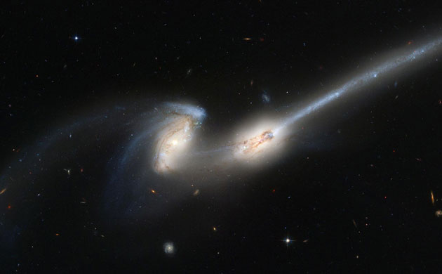 Hubble telescope : spectacular pair of galaxies