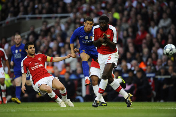 Arsenal v Man United: Ronaldo shoots