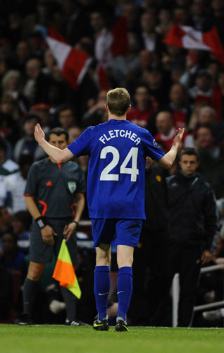 Arsenal v Man Utd: Fletcher walks off