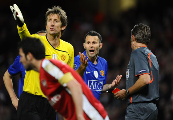 Arsenal v Man Utd: Van der Sar and Giggs complain