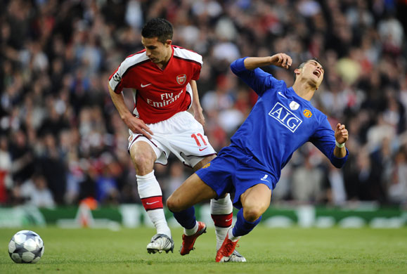 Arse v Utd: Van Persie fouls Ronaldo