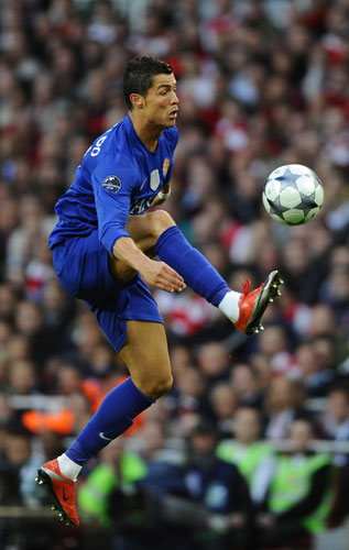 Arse v Utd: Cristiano Ronaldo brings the ball under control acrobatically