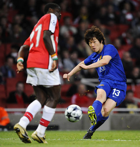 Arse Utd: Park Ji-Sung fires in a shot