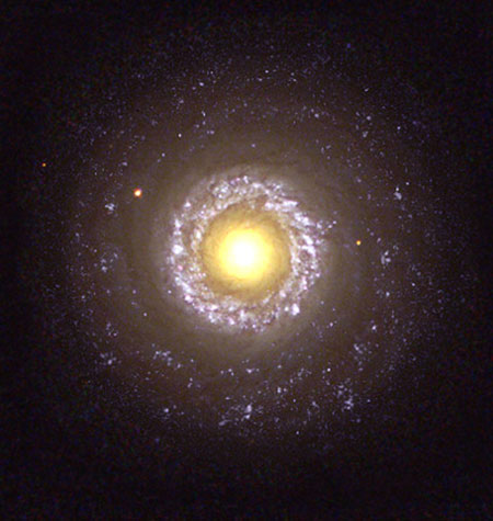 Hubble telescope: NGC 7742 probably powered by a black hole residing in its core