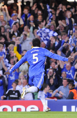 Chelsea v Barca: Essien celebration