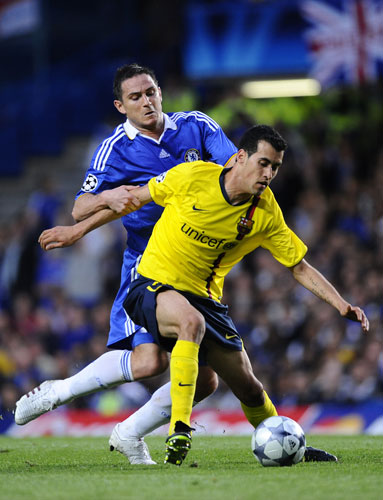Chelsea v Barca: Frank Lampard tussles with Sergio Busquets