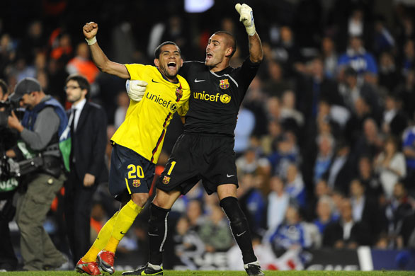 Chelsea 2: Daniel Alves and Victor Valdes celebrate 