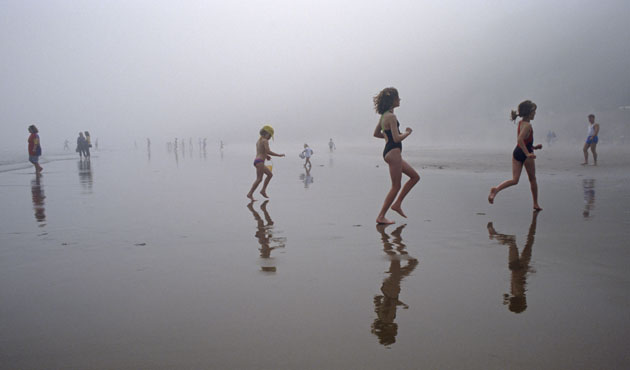 Blue Flag Beaches: Scarborough, North Yorkshire - Holidaymakers run along beach