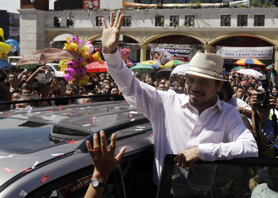24sport: Manny Pacquiao waves to his fans as he arrives to attend mass