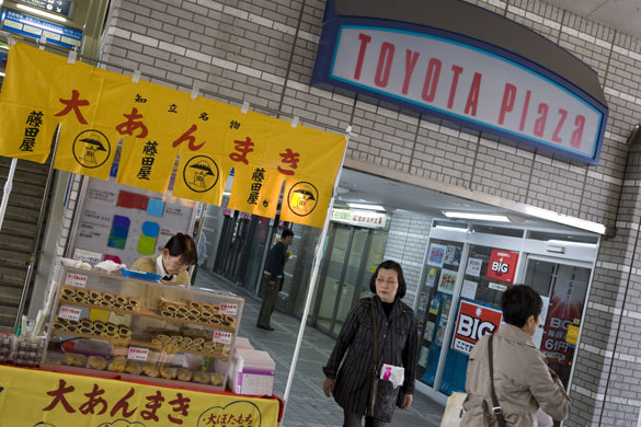 Toyota City: Morning shoppers in the Toyota Plaza shopping precinct, Toyota city, Japan