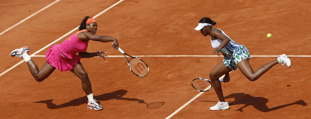 24sport: Williams sisters try to reach the ball during their doubles match