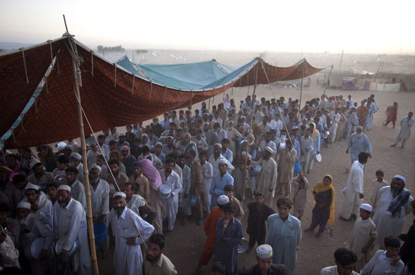 IDP camps Pakistan: People line up for hours for food at the Chota Lahore relief camp