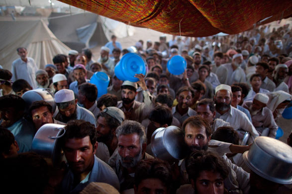 IDP camps Pakistan: People struggle to get food for dinner at the Chota Lahore relief camp