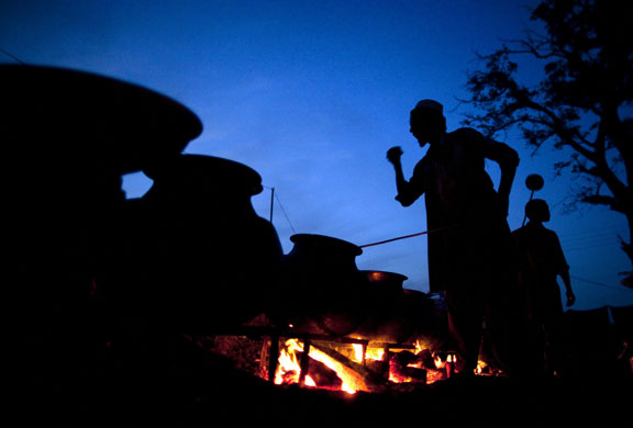 IDP camps Pakistan: A cook tastes the rice at the Chota Lahore relief camp