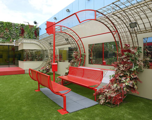 Big Brother 10: Garden - Bus stop