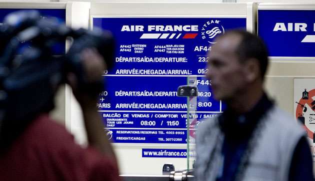 Rio plane crash: Brazilian journalists try to get information