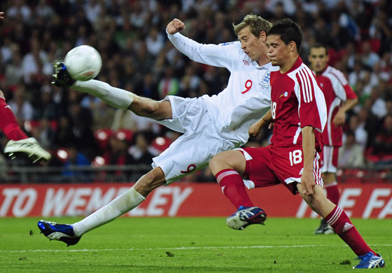 england andorra: Peter Crouch shoots past Marc Vales