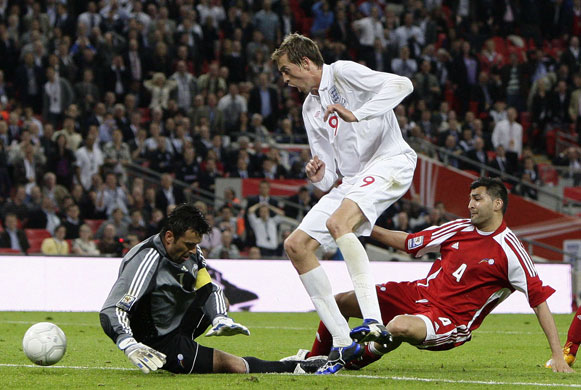 england andorra: Peter Crouch scores past Koldo Alvarez
