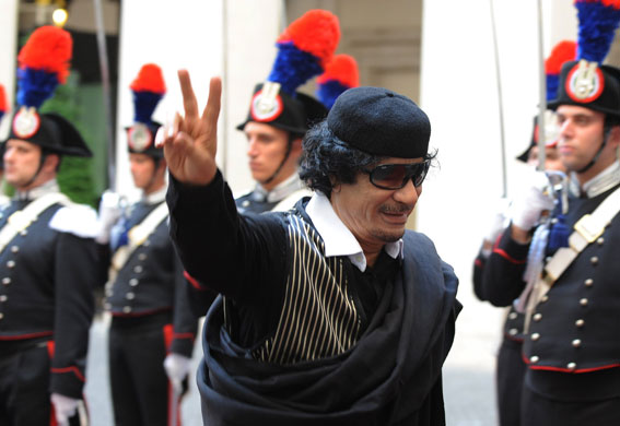 Gaddafi in Rome: Gaddafi flashes a victory sign
