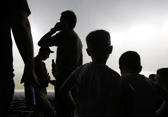 24sport: Fans are silhouetted