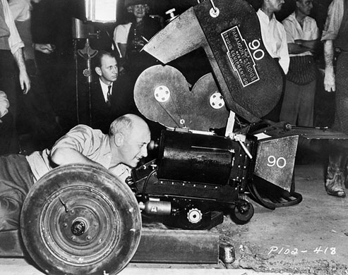 Hooray for hollywood: Cecil B. DeMille Behind Camera