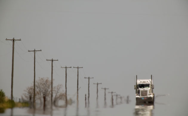 megatrucks: Semi Truck Driving Down a Highway