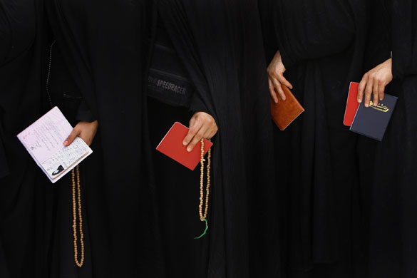 Elections in Iran: Women line up to vote in Qom