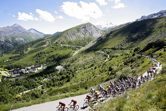 24 hours: France: Cyclists climb toward the Croix de Fer