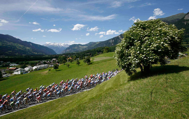 24sport: The pack of riders cycle during the Tour de Suisse cycle race in Thusis 