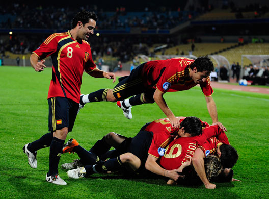 24sport: Fernando Torres is mobbed by team mates as they celebrate his goal