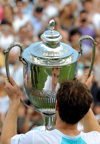 24sport: Andy Murray lifts the 