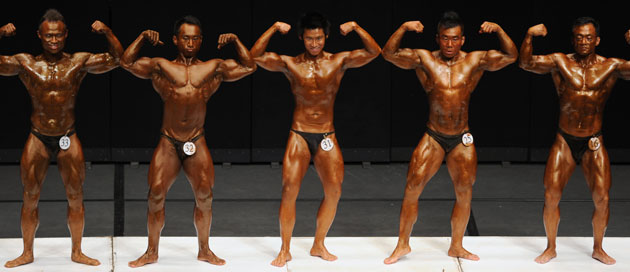 24sport: Bodybuilders strike a pose during the Hong Kong bodybuilding championships