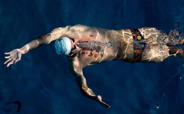 15 June 2009: Santa Clara, US: Michael Phelps warms up