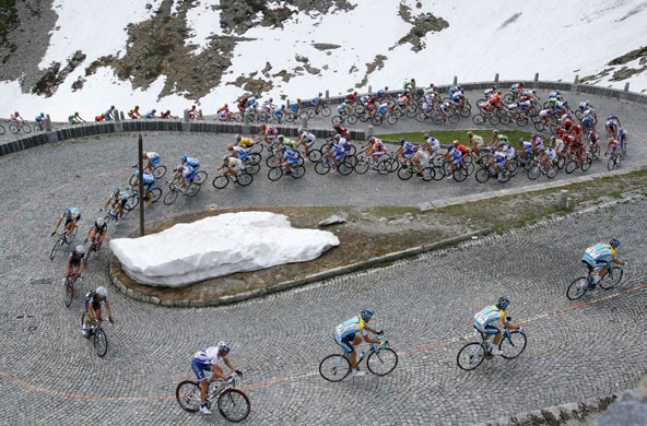 24sport: Tour de Suisse - The riders cycle in the Gothard Pass