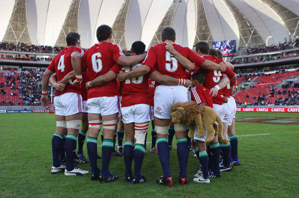 24sport: Lions players and mascot in a huddle