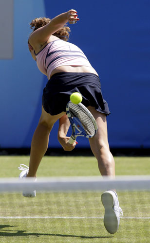 24sport: Agnieszka Radwanska plays a return through her legs 