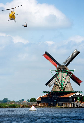 24sport: Cliff diver Orlando Duque leaps 20 metres from a helicopter