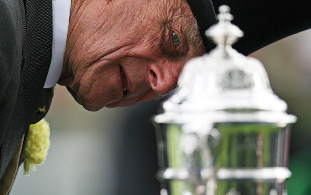 24sport: Prince Philip inspects the St James's Palace Stakes trophy at Royal Ascot