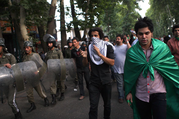 Iranian protests: Supporters of Mousavi walk away from riot police